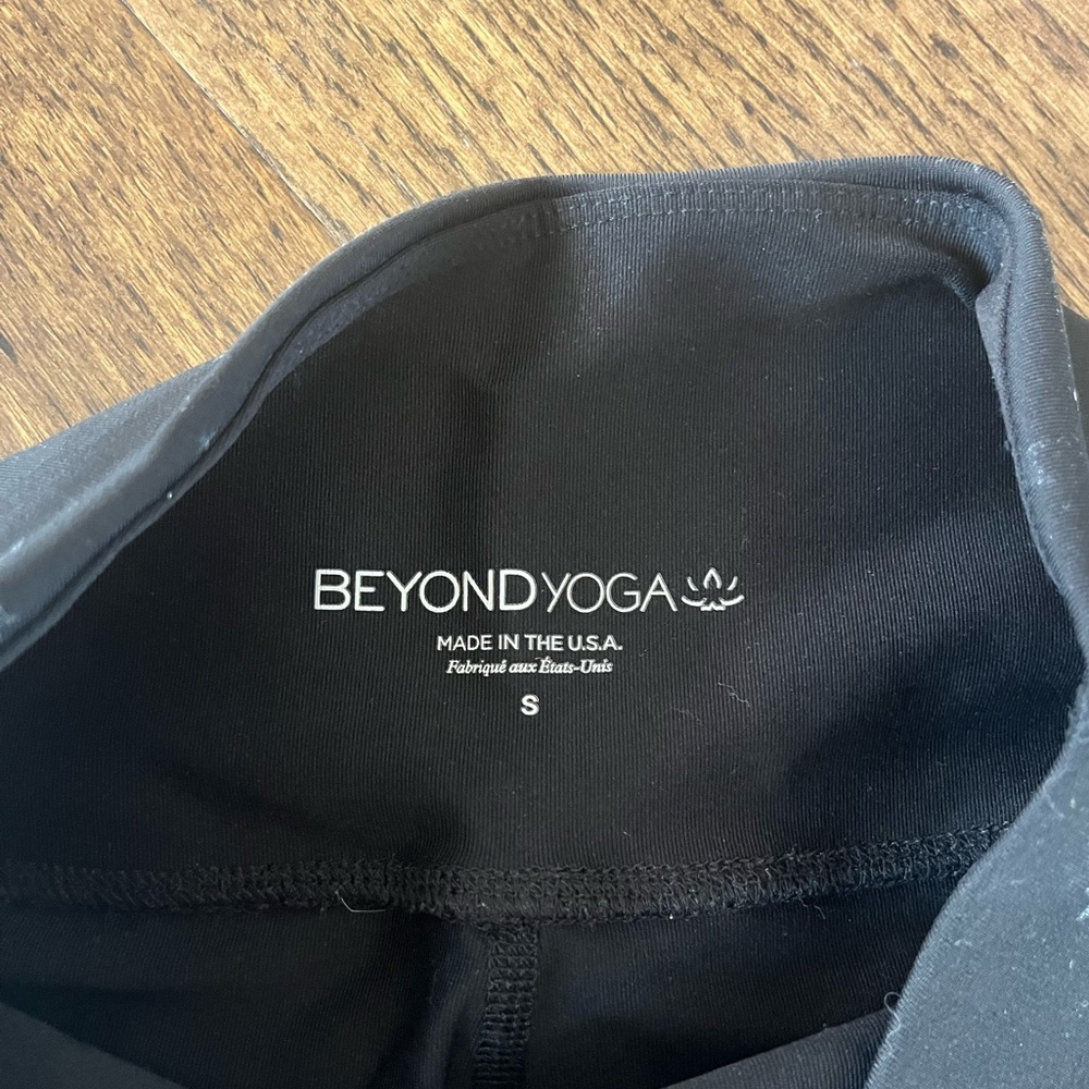 Beyond Yoga Small Butterfly Shine & Tossed Star High Waisted 7/8 Midi Leggings - Picture 13 of 16